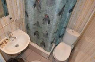 Гостиница Арт Галактика Москва Небольшой двухместный номер с двуспальной кроватью и телевизором первый этаж-5