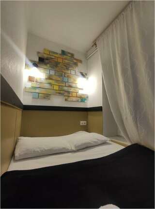 Гостиница Арт Галактика Москва Небольшой двухместный номер с двуспальной кроватью и телевизором первый этаж-3