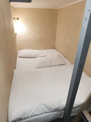 Гостиница Арт Галактика Москва 3-местный номер-капсула-2