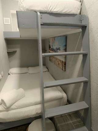 Гостиница Арт Галактика Москва Трехместный номер - капсула с двухъярусной кроватью без окна-1