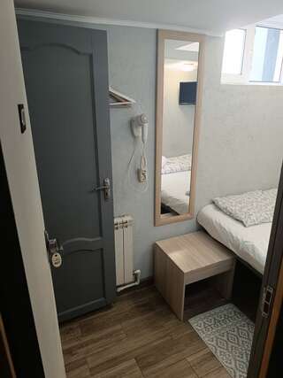 Гостиница Арт Галактика Москва Небольшой двухместный номер с 1 кроватью и душем и телевизором-11