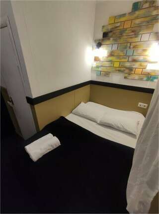 Гостиница Арт Галактика Москва Небольшой двухместный номер с двуспальной кроватью и телевизором первый этаж-1