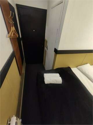 Гостиница Арт Галактика Москва Небольшой двухместный номер с двуспальной кроватью и телевизором первый этаж-2