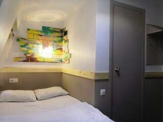 Гостиница Арт Галактика Москва Стандартный номер с двуспальной кроватью и душем -1