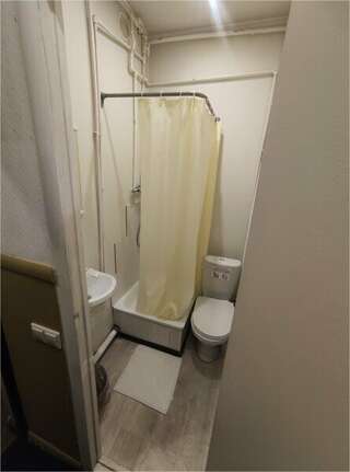 Гостиница Арт Галактика Москва Небольшой двухместный номер с двуспальной кроватью и телевизором первый этаж-6