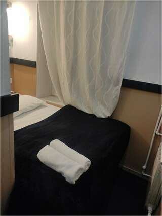 Гостиница Арт Галактика Москва Небольшой двухместный номер с двуспальной кроватью и телевизором первый этаж-4