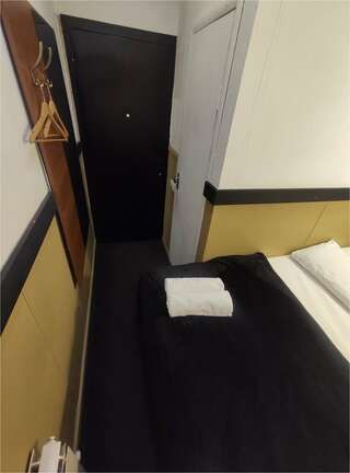 Гостиница Арт Галактика Москва Небольшой двухместный номер с двуспальной кроватью и телевизором первый этаж-8