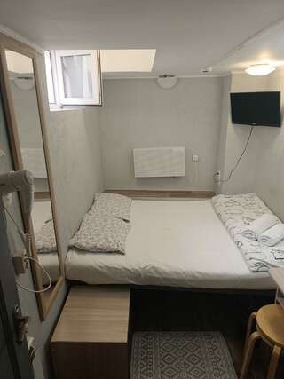 Гостиница Арт Галактика Москва Небольшой двухместный номер с 1 кроватью и душем и телевизором-1